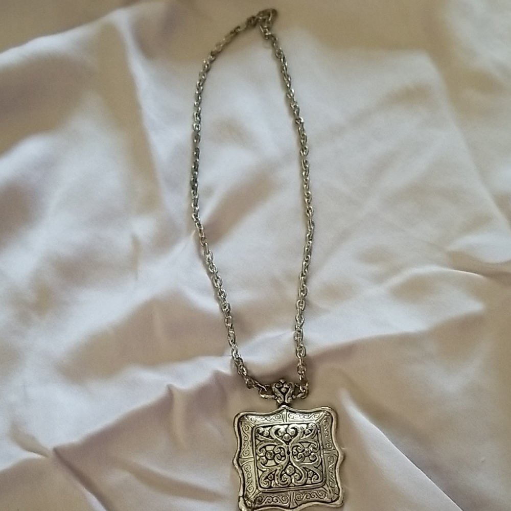 Elegant Silver Pendant Necklace